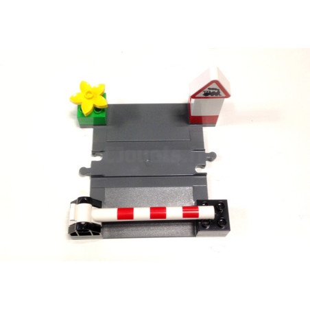 The Duplo 3773 level crossing