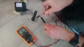 Measuring the voltage of a battery charger